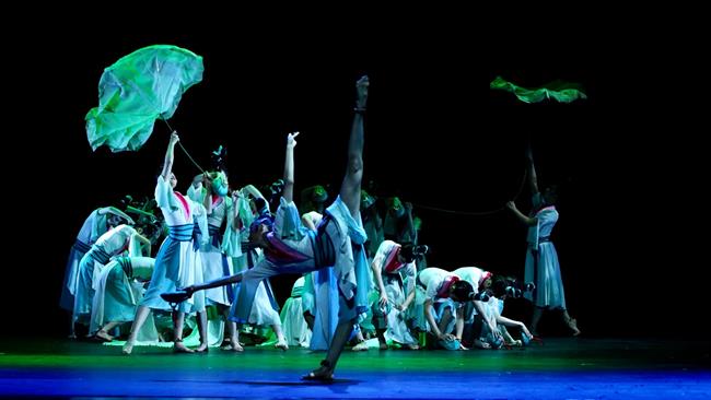 群舞《莲鼓越歌行》.jpg 群舞《莲鼓越歌行》.jpg