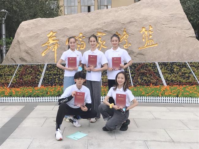 北舞五位合影.jpg