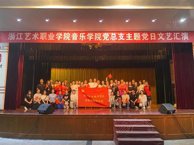 赴翁方村文艺汇演合影.jpg
