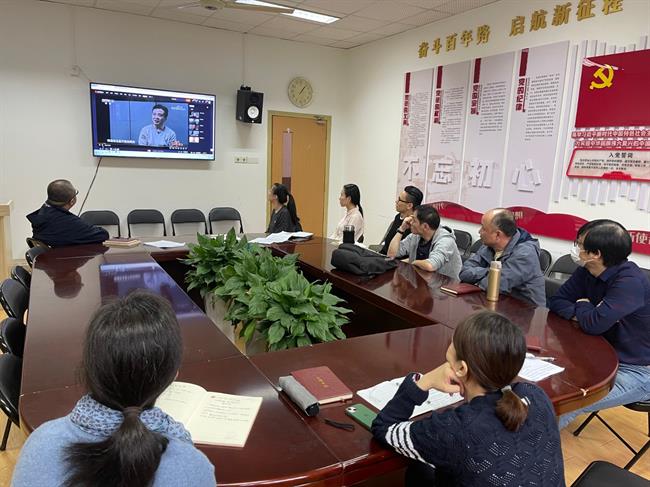 观看警示教育片.jpg
