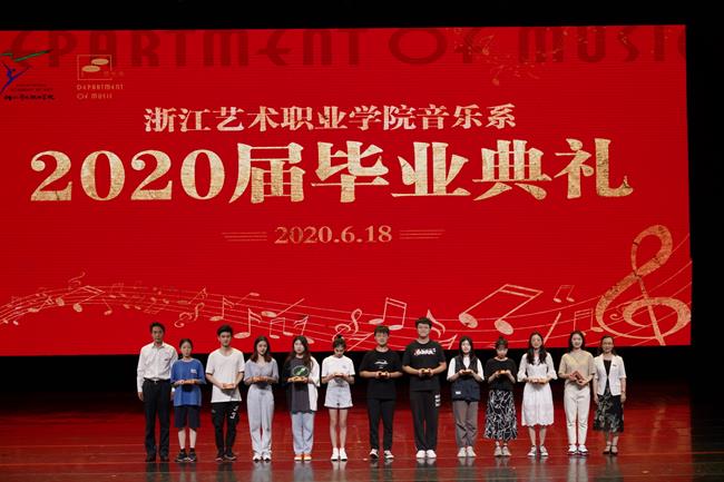 颁发毕业证书及礼物合影.png