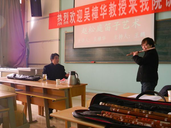 nEO_IMG_吴教授在指导学生3.jpg