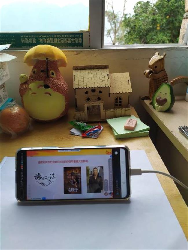 学生利用智能端听课.jpg